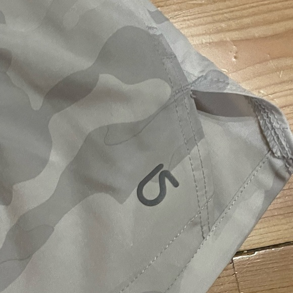 GAP White Camo Athletic Shorts - Picture 4 of 5